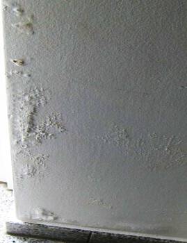 Mursalpeter nitratsalt udblomstring på indvendige puds / på den indre væg - ved opstigende fugt?