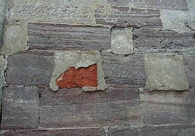 モルタルと天然石　－　必ず被害発生