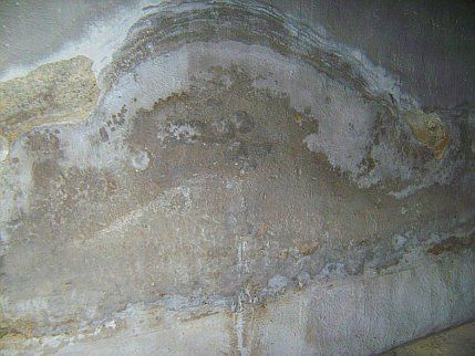 Fugtige vægge ved Mursalpeter - Våd puds og mørtel på væggen / fundamentet / væg i kælderen - er opstigende fugtighed?
