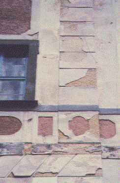 Fasaden Silikatfärg - De gamla putsskikten, där vattenglas hade trängt igenom, lossnade på grund av sin nu höjda fasthet och täthet