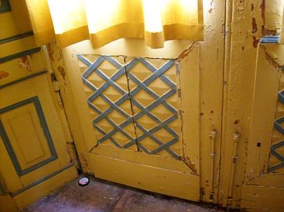 Kinaslott Drottningholm: Malschichtschäden auf Tür und Kreidegrund-Ablösung im gelben Durchgangszimmer