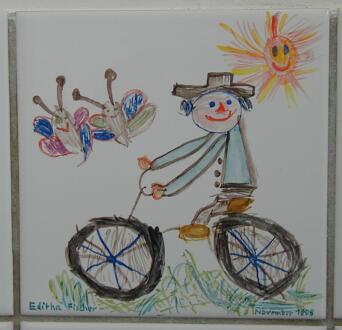 Fröhlicher Radler auf Fahrrad, Sonne, Wiese, Schmetterling