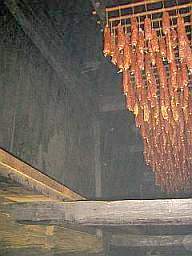 Räucherschinken Räucherwurst Geräuchertes im offenen Rauchfang als Räucherkammer