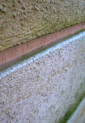 WDVS-veralgte nasse abgesoffene durchfeuchtete Fassadendämmung mit Eis, Frost und Reif