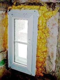 Modernes Fenster dicht mit Polyurethan-PUR-Schaum eingeschäumt