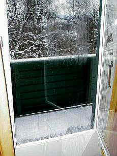Schwitzendes vereistes Fenster / Eisbildung auf Verbundfenster mit einfachem Fensterglas