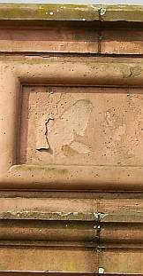 Sandsteinrestaurierung mit Zementmörtel, Hydrophobierung, Silikonharzfarbe und Natursteinmauerwerk: Moosbewuchs, Algenbewuchs/Veralgung, Absandeln, Schollenbildung