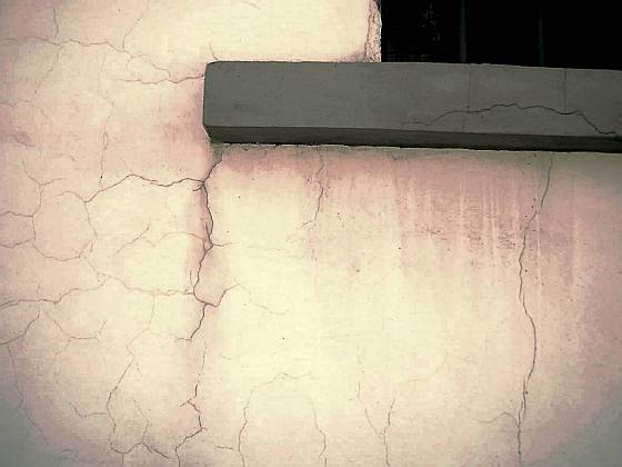 Zementmörtel gerissen an Fenster-Sohlbank