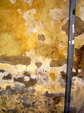 Zementmörtel auf kalkvermauerter schadsalzbelasteter Fassade