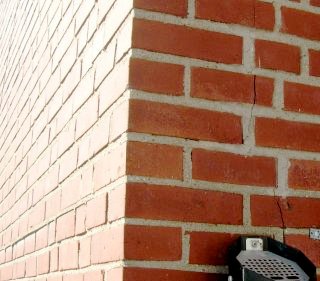 Zementmörtel und Backsteinmauerwerk - durchgehende Mauerrisse an den Ecken