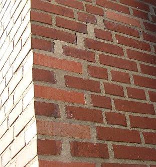 Zementmörtel und Backsteinmauerwerk - Rissbildung und vergeblicher Reparaturversuch