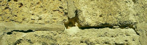 Ausgebrochener Zementmörtel in denkmalgeschütztem Natursteinmauerwerk