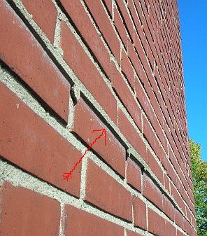 Zementmörtel und Backsteinmauerwerk - Verschobener Fugmörtel