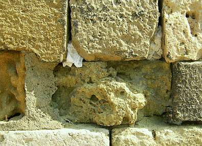 Nur noch punktuell vorhandener zementhaltiger Restaurierungsmörtel / Steinrestauriermörtel in Denkmalfassade