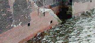 ¡Muro de muelle en el puerto - no tiene humedad ascendente y capilaridad!