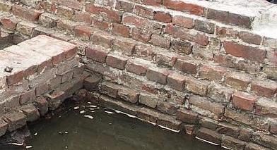 Backsteinmauer im Wasser - keine aufsteigende Feuchte!