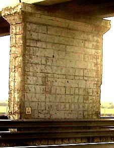 Korrodierte und nach Abplatzung der Betonüberdeckung freiliegende Bewehrung an Brückenpfeiler