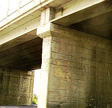 Verrostete Zugbewehrung an Brückenplatte, abplatzende Überdeckung am Stützpfeiler