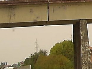 Brückenträger und Brückenpfeiler mit Rostschäden an Bewehrungseisen und abgeplatzter Überdeckung