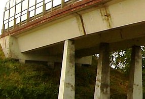 Rostschäden am Stahlbeton der Brückenstützen, am Brückenauflager und dem Brückenträger