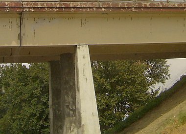 Rostschaden an den Stahlbetonträgern der Autobahnbrücke
