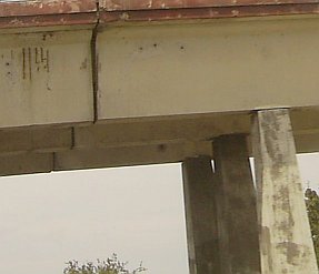 Verrostete Armierung und abgeplatzter Beton am Brückenträger