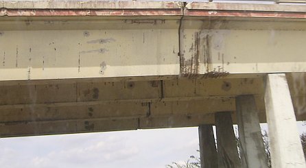 Rostschaden an Brückenträger und Stahlbetonpfeiler
