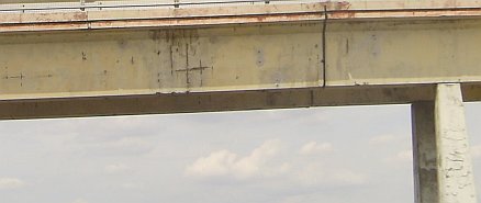 Armierungsverrostung und abgesprengte Betonüberdeckung an Stahlbetonbrücke