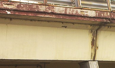 Rostschäden an Stahlbetonbewehrungen von Brückenstoß und Brückenplatte