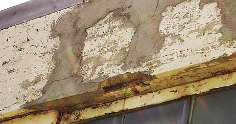 Dach- und Fensterbereich Stahlbetonschule der 60er Jahre mit Betonschäden nach+vor Betonsanierung oder Abbruch