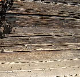 Natürliche Holzverwitterung an Lärchenfassade