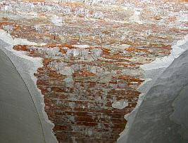 Sanierputz-Schaden auf versalztem Mauerwerk mit Nitrat / Mauer-Salpeter