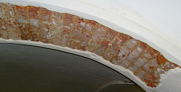 Abgesprengter Sanierputz an Ziegelkappe/Gewölbeschale / am böhmischen Kappengewölbe im ehem. Kuhstall
