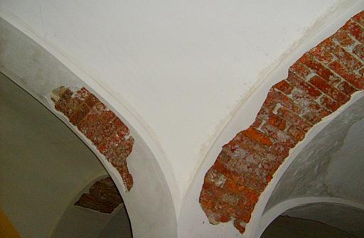 Sanierputz-Schaden auf versalztem Stallgewölbe durch Belastung mit Nitrat / Mauer-Salpeter