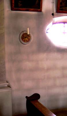 Wandverschmutzung in Kirche durch konvektive Fußbodenheizung und falsche Lüftung