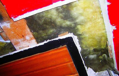Schimmelpilz in der Mineralwolle / Glaswolldämmng der Dachgeschoß-Decke zum ungeheizten Dachboden