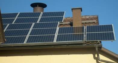 Fotovoltaik Photovoltaik-Platten auf Altbau