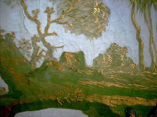 Kinaslott Drottningholm: Die chinoisen Malereien auf den Leinwand-Tapeterien reißen in Folge der Feuchtebeanspruchung auf.
Die Malschicht craqueliert.