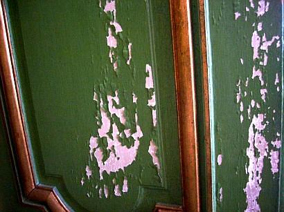 Kinaslott Drottningholm: Painting layer damages on boiserie / wooden panels / boards in the green cabinet room