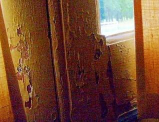 Kinaslott Drottningholm: Painting layer separation on door in the yellow passageway room