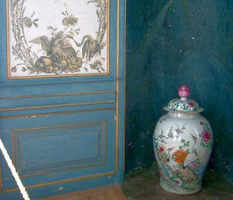 Kinaslott Drottningholm: Damages and losses in the painting layer on boiserie and plaster also in the blue cabinet