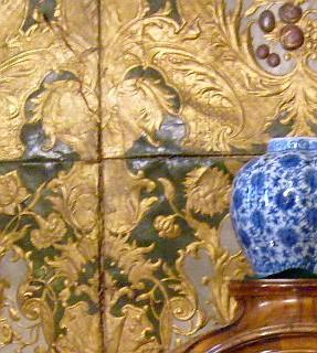 Gilt leather wallpaper in space with Chinoiserie/chinoise equipment / decoration