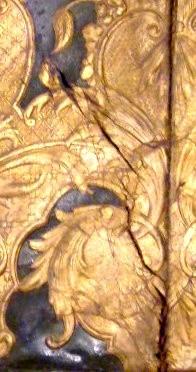 Rokoko-Gartenschloß / Lustschloß: Gerissene geprägte und vergoldete Ledertapete im Prunkraum