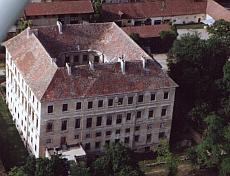Österreich: Großzügige Vierflügel-Schlossanlage mit Nebengebäuden