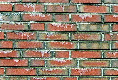 Isolier-Riemchenmauerwerk mit Kalksinter-Ausblutungen, darunter nasse WDVS Dämmfassade aus Polyurethan PUR-Hartschaum