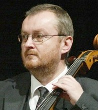 Konrad Fischer jogando violoncelo na oratória de Natal de J. Bach