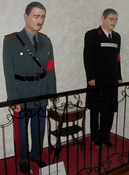 Der NsDAP-Führer + Reichskanzler Adolf Hitler + der SS-Führer Heinrich Himmler im Museo di Cere / Wachsfigurenmuseum Roma