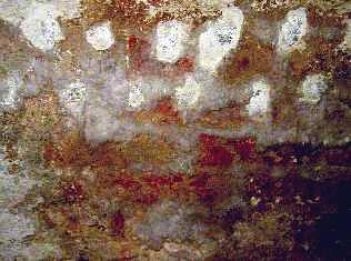 Saltutfelling på en vegg etter en horisontal tetning med saltet og forgiftet injeksjon i borehuller - borehullsinjeksjon